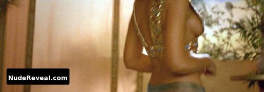 MONICA BELLUCCI nude in Asterix & Obelix: Mission Cleopatre