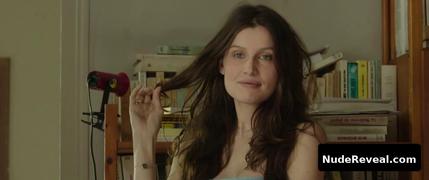 LAETITIA CASTA nude in Des lendemains qui chantent