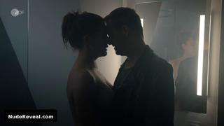 EMILY COX nude in Kleine Eheverbrechen
