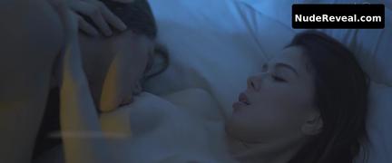 KRISTA MILLER nude in Upuan