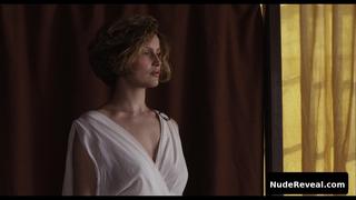 LAETITIA CASTA nude in La jeune fille et les loups