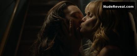 MENA SUVARI nude in Becks