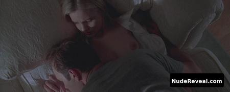 MENA SUVARI nude in American Beauty