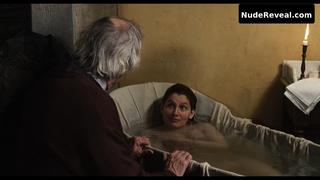 LAETITIA CASTA nude in La jeune fille et les loups