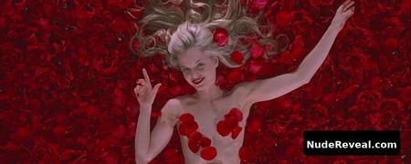 MENA SUVARI nude in American Beauty