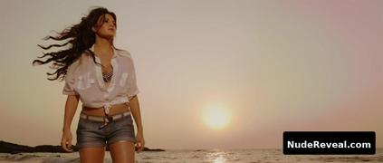 JAQUELINE FERNANDEZ nude in Murder 2