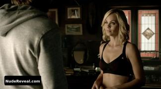 LAURA VANDERVOORT nude in Bitten