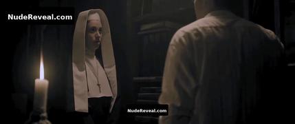PHOEBE WALKER nude in Seklusyon