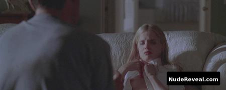 MENA SUVARI nude in American Beauty