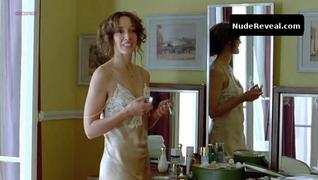 JENNIFER BEALS nude in Joueuse