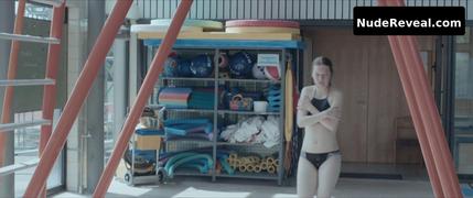 LISA VICARI nude in Schwimmen
