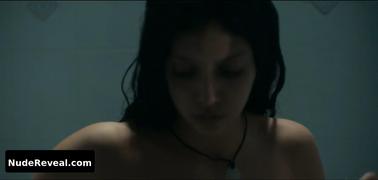 LAETITIA CASTA nude in Une ile