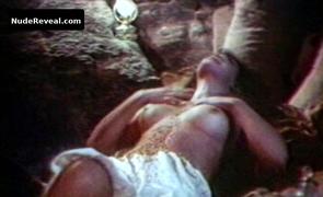 EDWIGE FENECH nude in Alle dame del castello piace fare solo quello