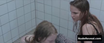 LISA VICARI nude in Schwimmen