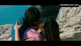 TRISHA KRISHNAN nude in Vinnaithaandi Varuvaayaa