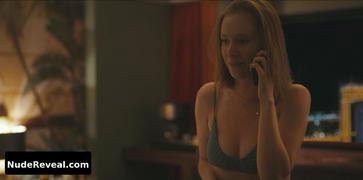 HANNAH EINBINDER nude in Hacks