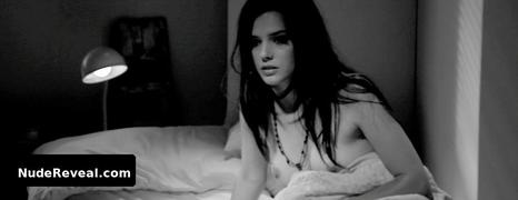 ROXANE MESQUIDA nude in Kaboom