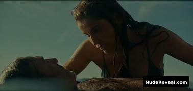 LAETITIA CASTA nude in Une ile
