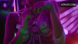 IRIS RUNA nude in O Clube