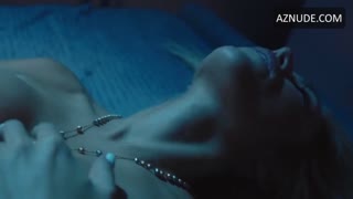 STEPHANIE HERELA nude in Mi Prima la Sexologa 2