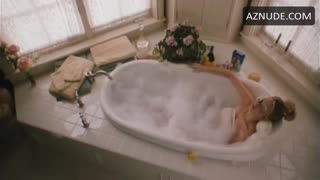 MENA SUVARI nude in American Virgin