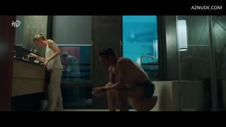 OKSANA AKINSHINA nude in Besprintsipnyye