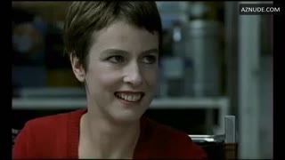 KARIN VIARD nude in Haut les coeurs!