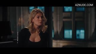 ROSAMUND PIKE nude in Jack Reacher