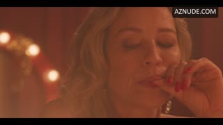 LUANA PIOVANI nude in O Clube