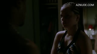 MENA SUVARI nude in Stuck