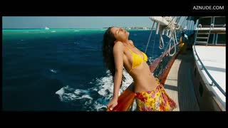 BARBARA MORI nude in Kites