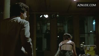 LINDA FIORENTINO nude in After Hours