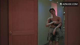 LINDA FIORENTINO nude in After Hours