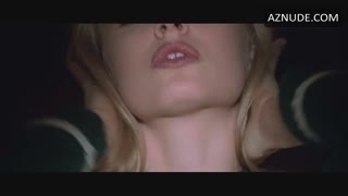 MENA SUVARI nude in American Beauty
