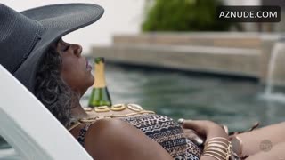 SHERYL LEE RALPH nude in Claws