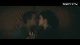BRITNE OLDFORD nude in Dead Ringers