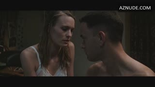 ROBIN WRIGHT nude in Forrest Gump