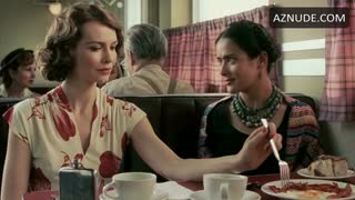 SAFFRON BURROWS nude in Frida