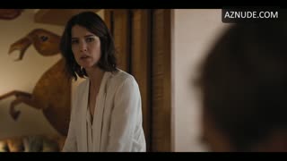 COBIE SMULDERS nude in Friends from College