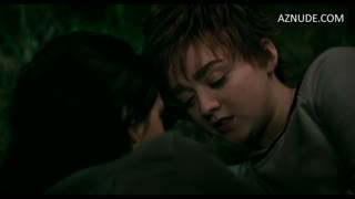MAISIE WILLIAMS nude in The New Mutants