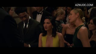 OLIVIA MUNN nude in Ocean