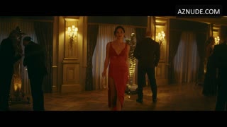 GAL GADOT nude in Red Notice