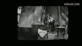SHIRLEY MACLAINE nude in What a Way to Go!