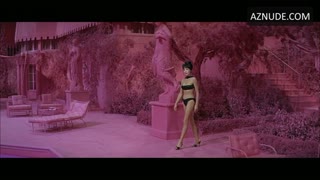 SHIRLEY MACLAINE nude in What a Way to Go!