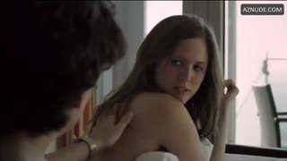 EMILY COX nude in Alles Kein Problem