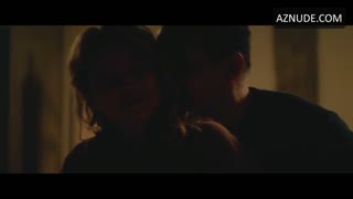 VIRGINIE EFIRA nude in Les enfants des autres