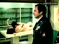 EDWIGE FENECH nude in La dottoressa del distretto militare