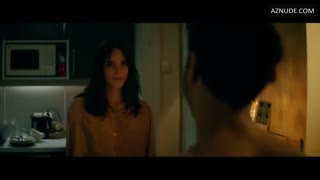 STACY MARTIN nude in Joueurs