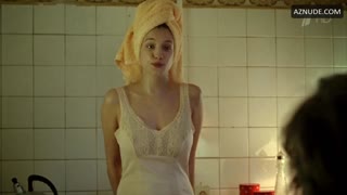 ANNA CHIPOVSKAYA nude in Ukhodyashchaya Natura