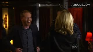 ELIZABETH BANKS nude in Modern Family